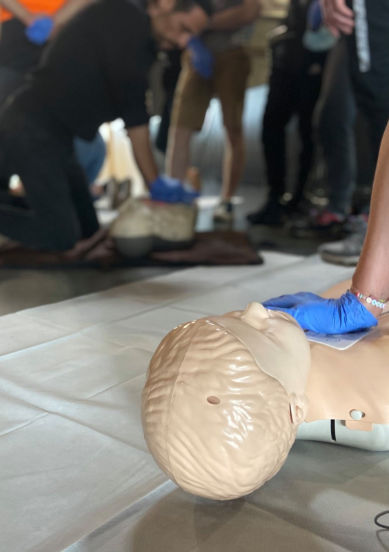 séance de formation sur des mannequins de secourisme