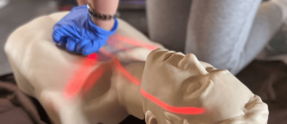 massage cardiaque d'un mannequin à LED